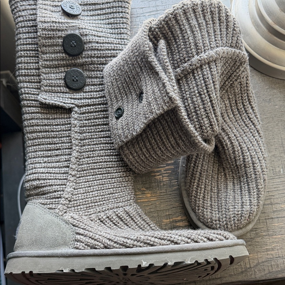 UGG women’s Knit Fold-Over Boot in Heather Gray
Size 9